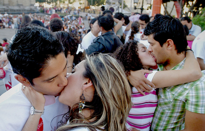 長いだけじゃなく情熱的に?! 「キスコンテスト」に100組のカップルが大集合 - メキシコ