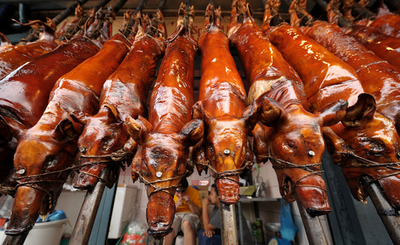 フィリピンのXマスには欠かせない、ブタの丸焼き「レチョン」