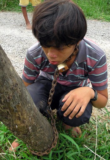 学校サボってネットゲーム、息子を電柱に鎖でつなぐ カンボジア