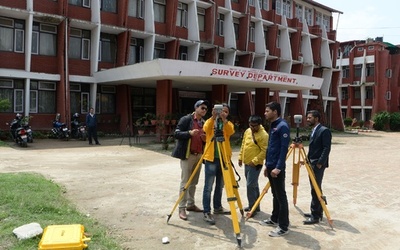 エベレストは本当に低くなったのか？ ネパール、標高を再測量へ