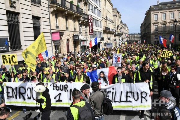 フランスで18週目の「黄ベスト運動」、ブランド店で略奪も