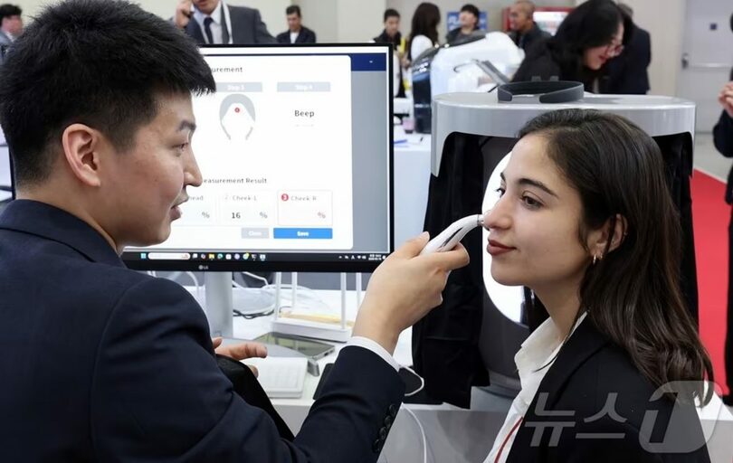 愛敬産業の化粧品研究部門の研究員＝愛敬産業提供(c)news1