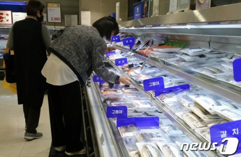 ソウル市内のある大型マートで買い物をする市民(c)news1