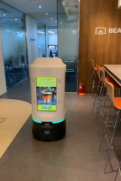 ソウルの森ICT知識産業センター内の事務所に飲み物を配達する「ベアロボティクス」の配達ロボット「サービスリフト」(c)KOREA WAVE