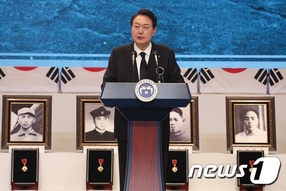 国立ソウル顕忠院顕忠館で追慕の辞を述べるユン・ソンニョル大統領（大統領室提供）(c)news1