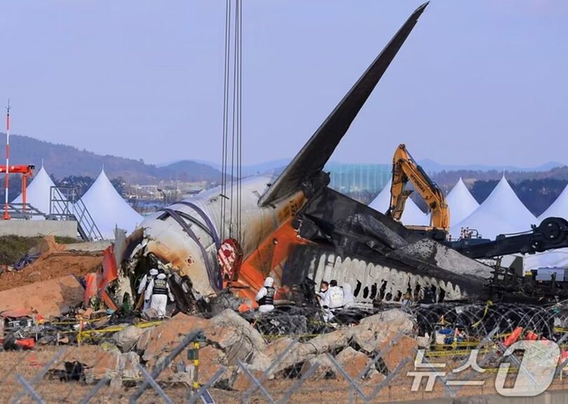務安国際空港の事故現場で確認作業を進める国立科学捜査研究院関係者(c)news1