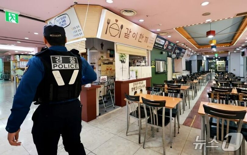刃物による襲撃事件から2日後、仁川市南洞区の大型商業施設を巡回する警察官＝15日(c)news1