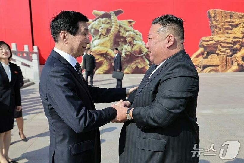 北朝鮮のキム・ジョンウン（金正恩）朝鮮労働党総書記と中国の王滬寧・全国政治協商会議主席＝労働新聞(c)news1
