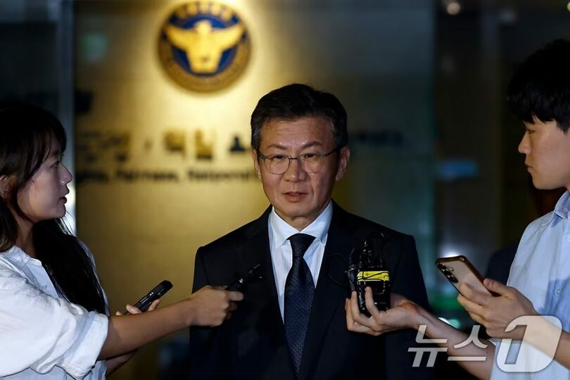 ホン・ミョンボ氏選任過程に不当に介入した疑いで警察の聴取を受け、帰宅するチョン・モンギュ前韓国サッカー協会会長＝2日、ソウル市麻浦区(c)news1