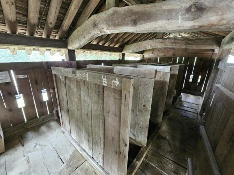 順天・仙岩寺の伝統的な寺院トイレ＝国家遺産委員会会議資料 (c)NEWSIS