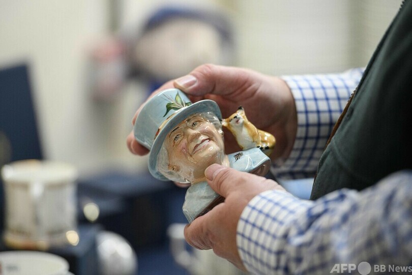 エリザベス女王在位70年 記念品作りに精出す陶磁器メーカー