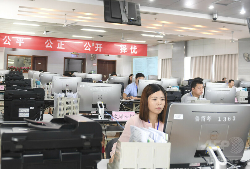 警察が会場封鎖し大学合格審査　山東