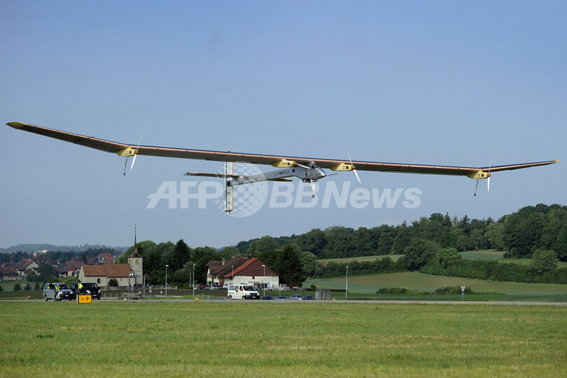 スイスのソーラー飛行機、初の国際飛行に成功