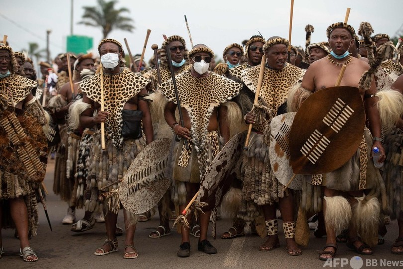 ヒョウ皮を身に着け王と共に…埋葬前にお別れ 南ア少数民族ズールー