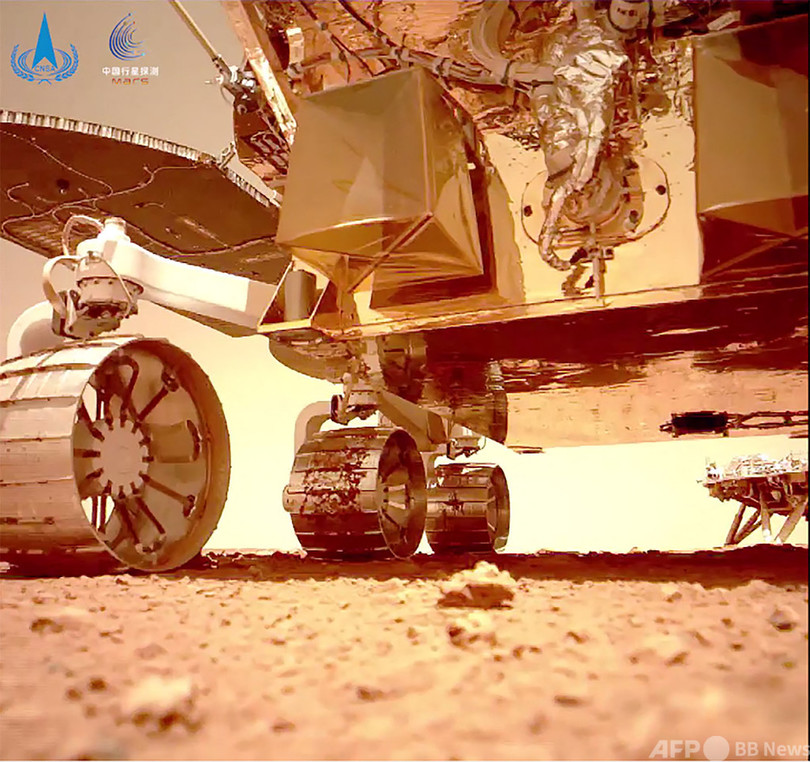 火星探査車「祝融」の映像公開  中国国家航天局