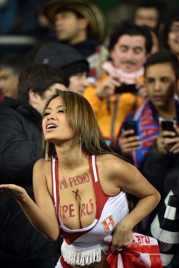 スタンドから声援を送るペルーの女性サポーター、コパ・アメリカ