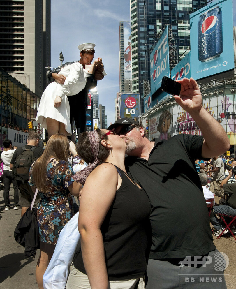 「勝利のキス」写真の水兵が死去 95歳