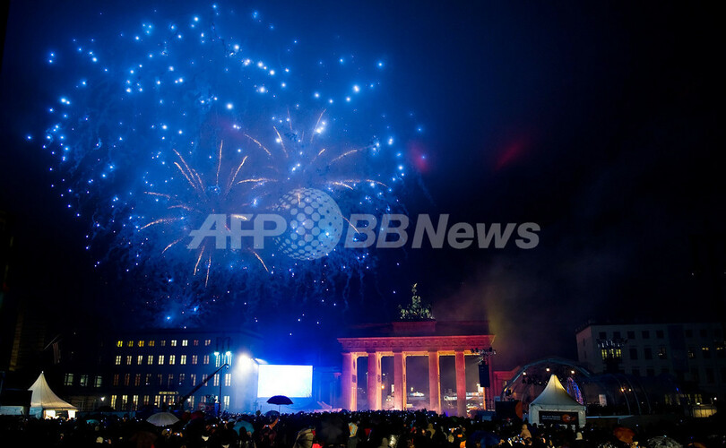 「ベルリンの壁」崩壊20年を祝う巨大ドミノ倒し