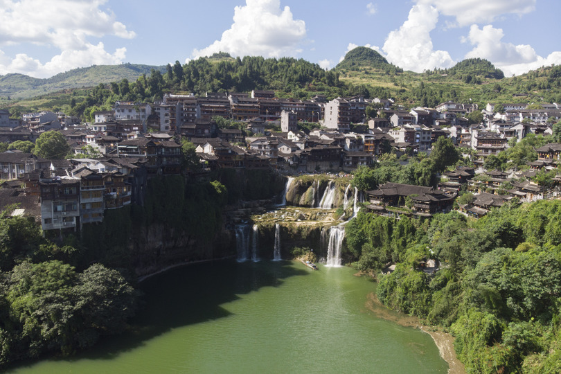 滝の上に掛かる千年の古鎮 芙蓉鎮が観光客でにぎわう 中国 湖南省 写真11枚 国際ニュース Afpbb News