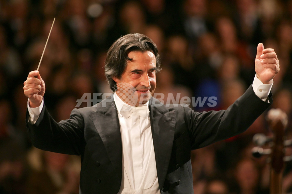 伊指揮者R・ムーティ氏、あご骨を骨折 リハーサル中に倒れる 伊指揮者R・ムーティ氏、あご骨を骨折 リハーサル中に倒れる