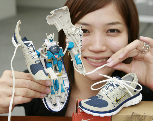 タカラトミー、ナイキスニーカーから変形するロボットを発表 写真3枚