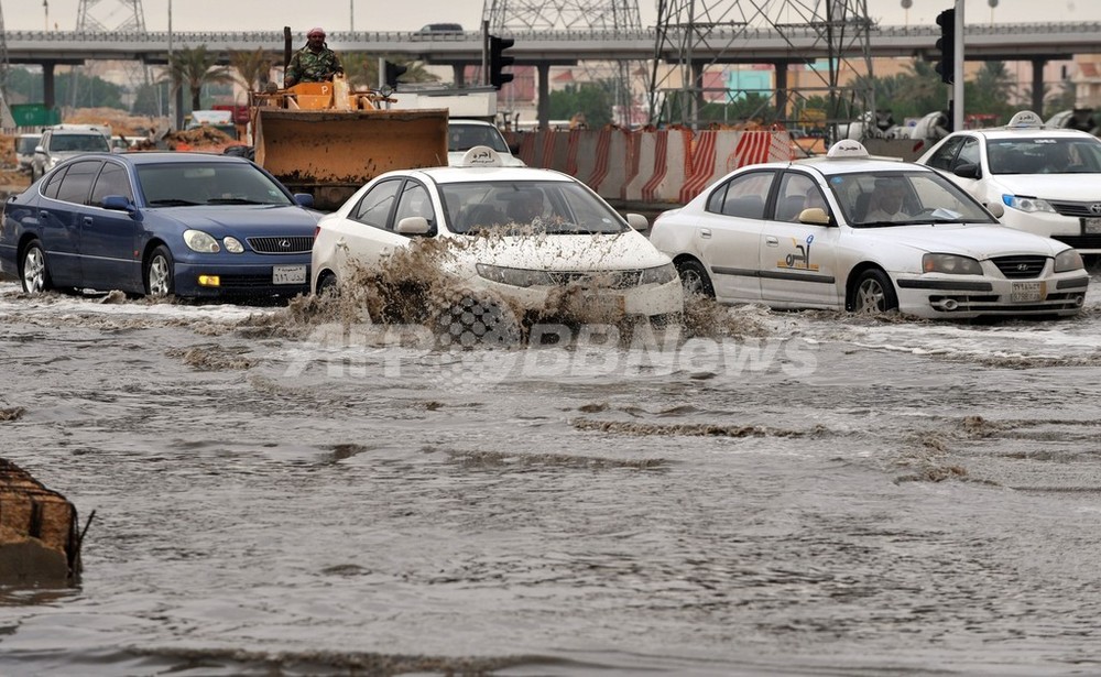 砂漠の国サウジで洪水、豪雨一晩続く 写真7枚 国際ニュース：AFPBB News