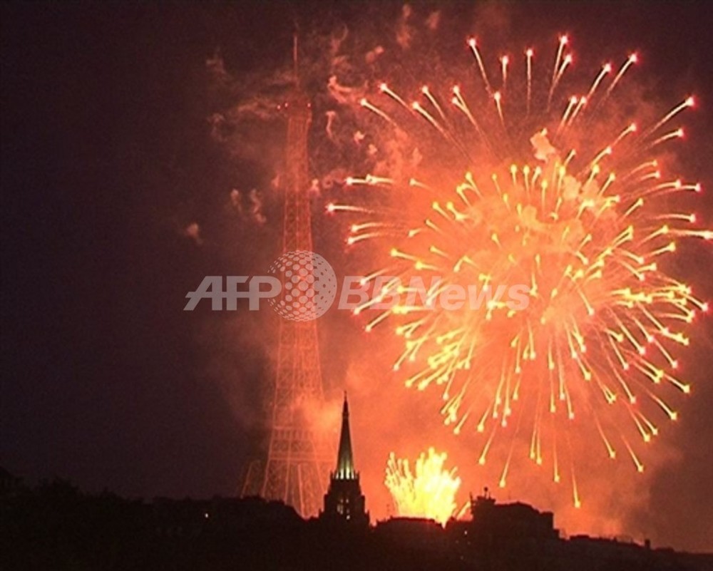 動画】エッフェル塔で1万5000発の花火 写真1枚 国際ニュース：AFPBB News