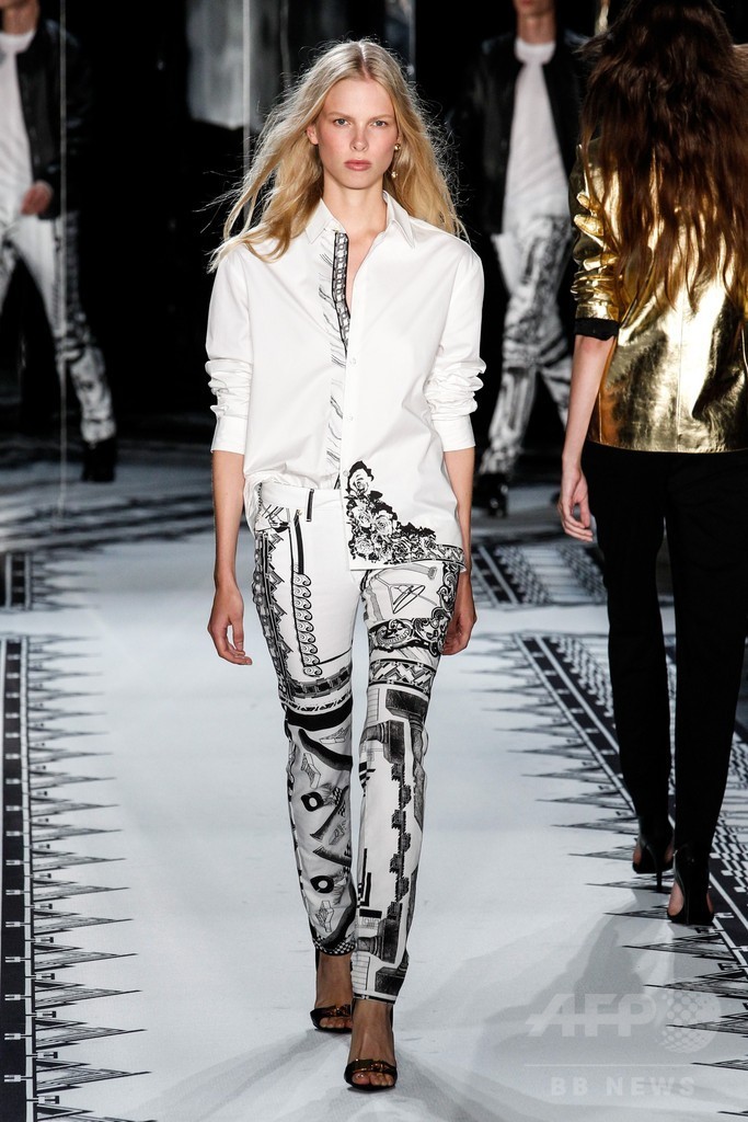 アンソニー・バカレロとコラボ、「ヴェルサス ヴェルサーチ」15年春夏