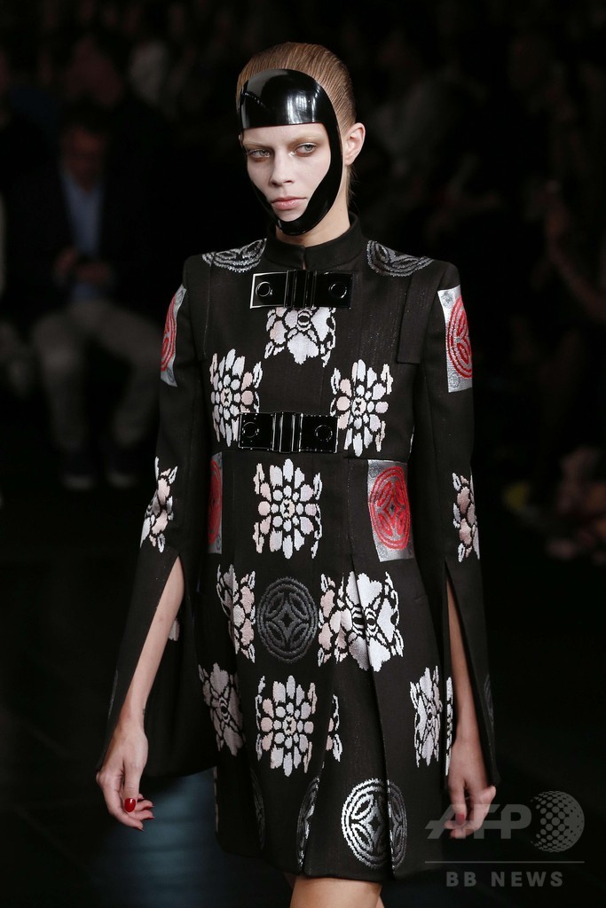 アンティークの着物をモチーフに、「アレキサンダー・マックイーン」15年春夏 