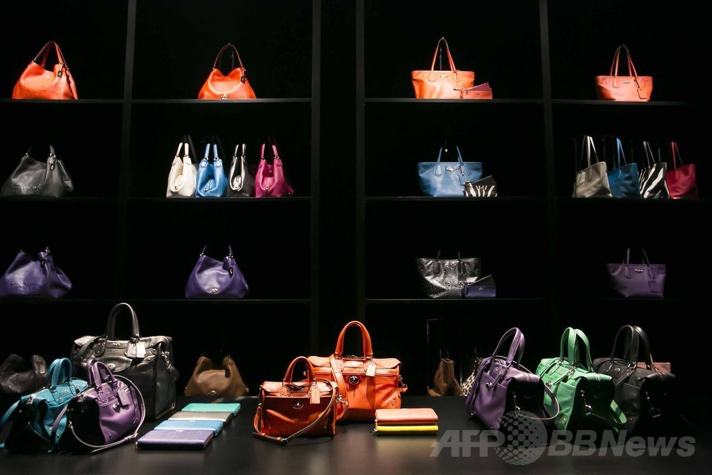 「コーチ」、スチュアート・ヴィヴァースによるデビューコレクションを都内で披露