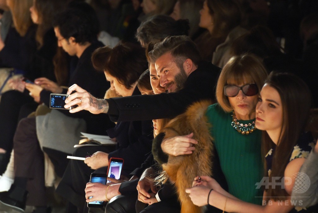 アシンメトリーな裾とドレープでフェミニンに、「ヴィクトリア ベッカム」15/16年秋冬