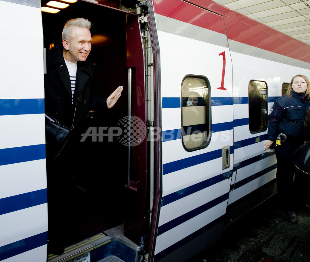 ゴルチエ回顧展記念、ストライプ模様の列車が登場