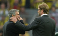 サッカー欧州チャンピオンズリーグ2012-13（UEFA Champions League 2012-13）は24日、準決勝第1戦が行われ、ボルシア・ドルトムント（Borussia Dortmund）が4-1でレアル・マドリード（Real Madrid）に勝利し、決勝進出に大きく前進した。

試合前に挨拶するレアル・マドリードのジョゼ・モウリーニョ（Jose Mourinho）監督とボルシア・ドルトムントのユルゲン・クロップ（Juergen Klopp）監督（2013年4月24日撮影）。(c)AFP/PATRIK STOLLARZ