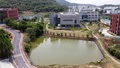 中国・武漢で、武漢ウイルス研究所の病原体レベル4（P4）実験室が入る建物（中央奥、2020年4月17日撮影）。(c)Hector RETAMAL / AFP