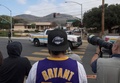 米ロサンゼルス郊外で発生し、NBAロサンゼルス・レイカーズの元スーパースター、コービー・ブライアント氏が死亡したヘリコプター墜落事故現場近くに集まった人々（2020年1月26日撮影）。(c)AFP/ Mark RALSTON 