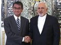 イラン・テヘランで握手を交わす河野太郎外相（左）とモハンマドジャバド・ザリフ外相（2019年6月12日撮影）。(c)ATTA KENARE / AFP