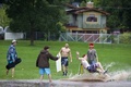 米コロラド州のボルダーで、洪水で冠水した公園沿いの通りで遊ぶ子供たち（2013年9月12日撮影）。(c)AFP/Getty Images/Dana Romanoff