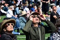 米カリフォルニア州パサデナで皆既日食を見に集まった人々（2024年4月8日撮影）。(c)Frederic J. BROWN / AFP