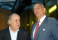 スペイン・アルテイショ（Arteixo）に姿をみせたインディテックス（Inditex）の創業者アマンシオ・オルテガ（Amancio Ortega）会長（左）とウルグアイのホルヘ・バッジェ（Jorge Batlle）元大統領（2004年2月4日撮影）。(c)AFP/MIGUEL RIOPA