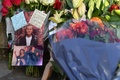 英ロンドン中心部で、刃物襲撃事件のため封鎖が続くロンドン橋付近に置かれた花束と犠牲者のジャック・メリットさんの写真（2019年12月1日撮影）。(c)Ben STANSALL / AFP