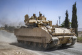 米国製歩兵戦闘車「ブラッドレー」（2023年6月7日撮影、資料写真）。(c)Delil SOULEIMAN / AFP