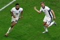 サッカー欧州選手権、決勝トーナメント1回戦、イングランド対スロバキア。同点ゴールを決め、ハリー・ケイン（右）と喜ぶイングランドのジュード・ベリンガム（2024年6月30日撮影）。(c)KENZO TRIBOUILLARD / AFP