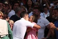 テニス、ウィンブルドン選手権、男子シングルス決勝。優勝し、妻のエレナさんにキスするノバク・ジョコビッチ（2022年7月10日撮影）。(c)Adrian DENNIS / AFP
