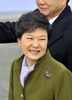 韓国・ソウル（Seoul）の国会議事堂前で行われた就任式を終えた朴槿恵（パク・クンヘ、Park Geun-Hye）新大統領（2013年2月25日撮影）。(c)AFP/ JUNG YEON-JE
