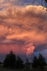 チリ南部プエルトモントから撮影した、噴煙を吐くカルブコ火山（2015年4月22日撮影）。(c)AFP/ATON CHILE/Diego MAIN