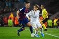 19-20スペイン1部リーグ第10節、FCバルセロナ対レアル・マドリード。FCバルセロナのイヴァン・ラキティッチ（左）と競り合うレアル・マドリードのルカ・モドリッチ（2019年12月18日撮影）。(c)LLUIS GENE / AFP