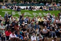 テニス、ウィンブルドン選手権。会場の大型スクリーンで試合を見る観客（2021年6月28日撮影）。(c)Adrian DENNIS / AFP
