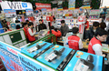 任天堂（Nintendo）は8日、家庭用ゲーム機「Wii」の第2世代となる「Wii U」を発売した。全国の家電販売店には同ゲーム機をいち早く手にしようと数百人が列を成した。

写真は、都内の販売店で「Wii U」を購入する人々（2012年12月8日撮影）。(c)AFP/Toru YAMANAKA