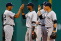 13MLBは20日、各地で試合が行われ、ボストン・レッドソックス（Boston Red Sox）戦で先発登板したニューヨーク・ヤンキース（New York Yankees）の黒田博樹（Hiroki Kuroda）は、7回5安打2失点で9勝目を挙げた。試合はヤンキースが5-2で勝利した。

チームメイトと勝利を喜ぶニューヨーク・ヤンキースのマリアーノ・リベラ（Mariano Rivera、2013年7月20日撮影）。(c)AFP/Getty Images/Jared Wickerham