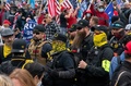 米首都ワシントンで、ドナルド・トランプ大統領の支持者による抗議集会に参加する極右の過激派組織「プラウド・ボーイズ」のメンバーら（2020年12月12日撮影）。(c)Jose Luis Magana / AFP